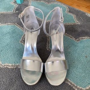 Fioni Magik Silver Strappy Heels 8 Dress Shoes With Ankle Strap VGUC